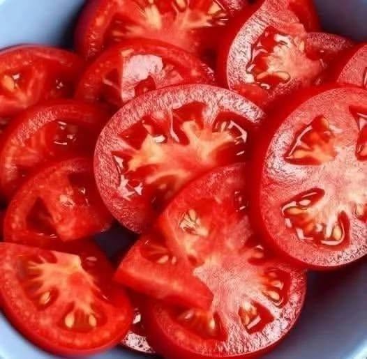 Ali ste vedeli, da uživanje paradižnika zvečer lahko vpliva na prebavo in spanec? 786588479_122134699599161844_6141981386578940337_n
